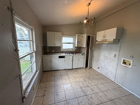 5th image of 310 Georgia St