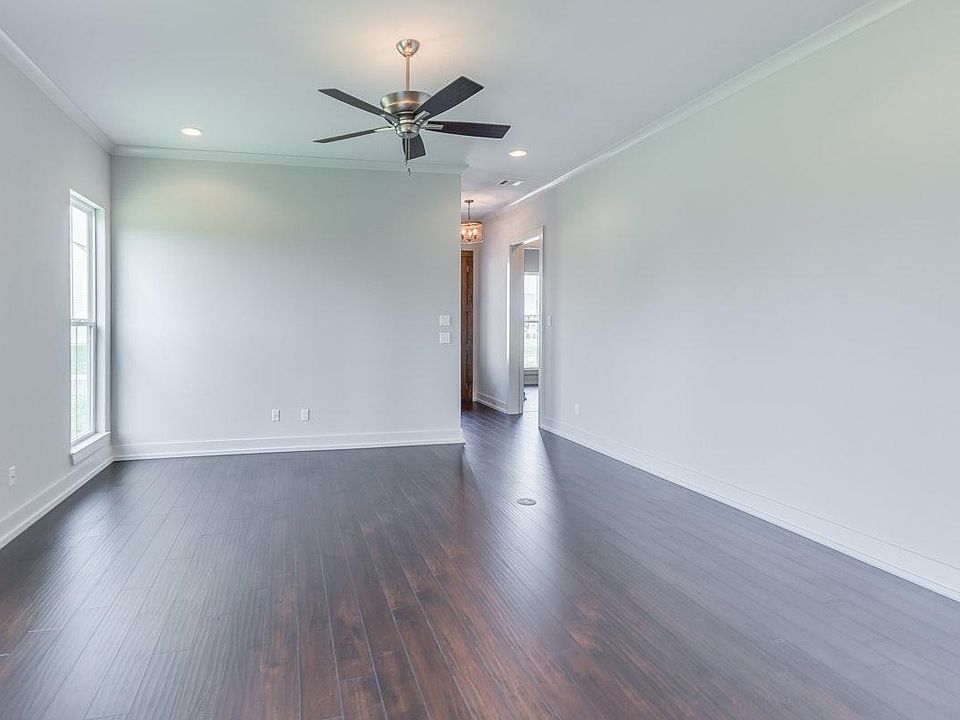 1st image of 102 Parker Ln