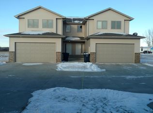721 Hillcrest Dr SE, Mandan, ND 58554