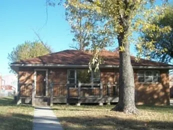 594 Pine St photo 1