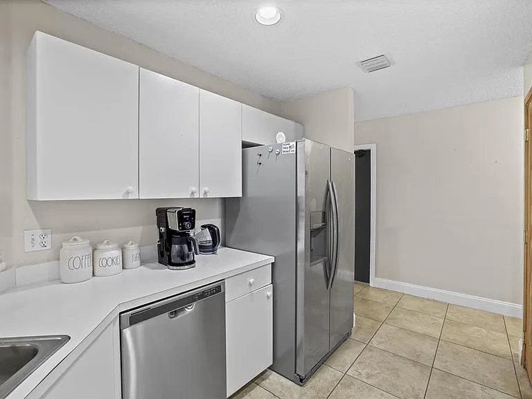 401 NW 16th Pl — Photo 4