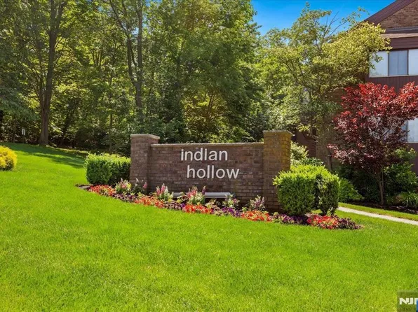 218 Indian Hollow Ct, Mahwah, NJ 07430
