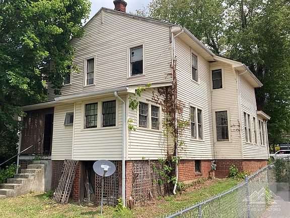 3rd image of 1800 Vineyard St