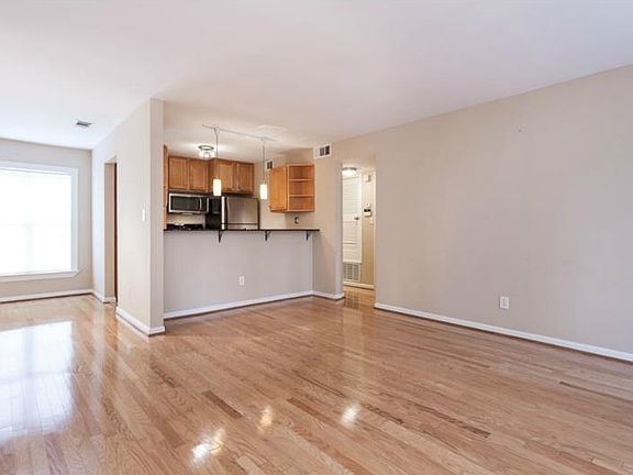 3rd image of 1445 Monroe Dr NE APT E27