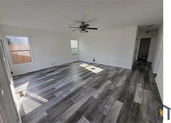 4th image of 561 Douglas Ave