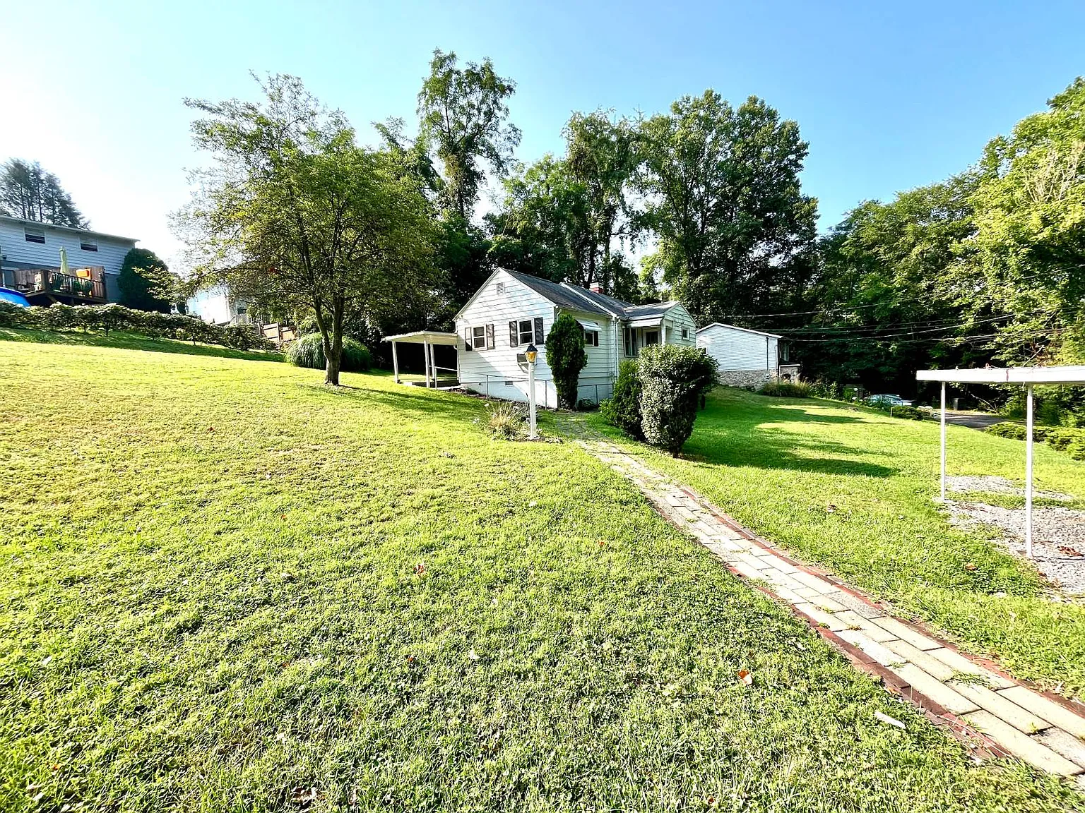 749 Madigan Ave photo 1