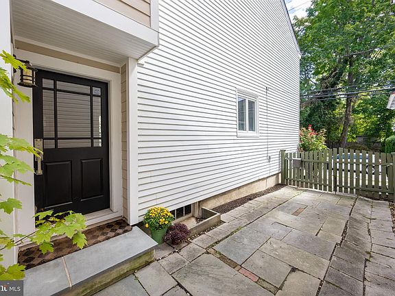 3rd image of 39 W Gravers Ln