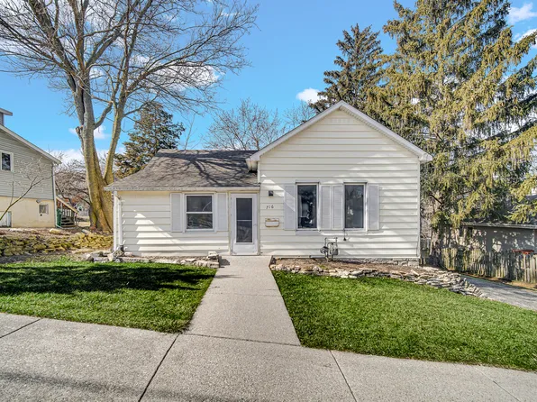 716 Chestnut St, Lemont, IL 60439