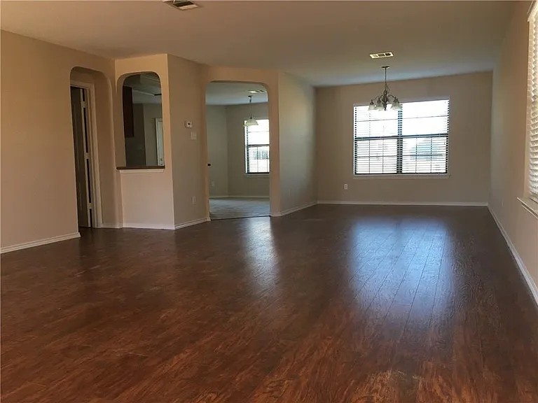 524 Castebar Dr — Photo 4