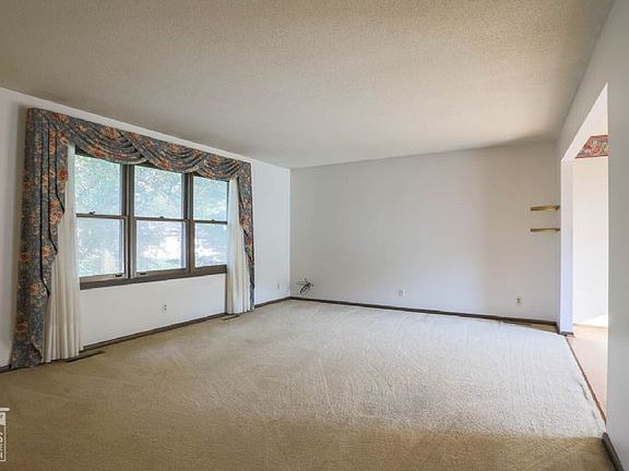 4th image of 250 W Florence Ave