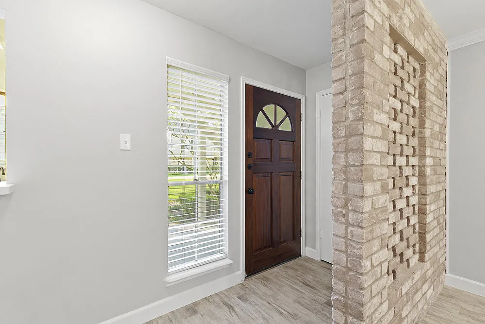Updated Georgetown Condo Near City Centre — Photo 2