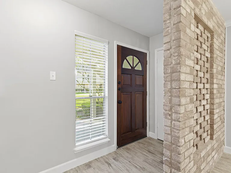 13010 Trail Hollow Dr — Photo 2