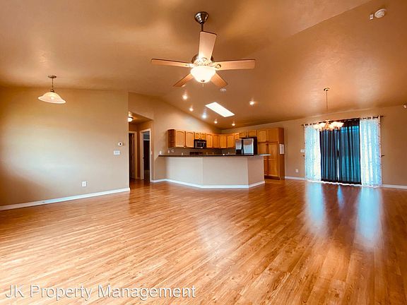 4th image of 905 38th Ave NE