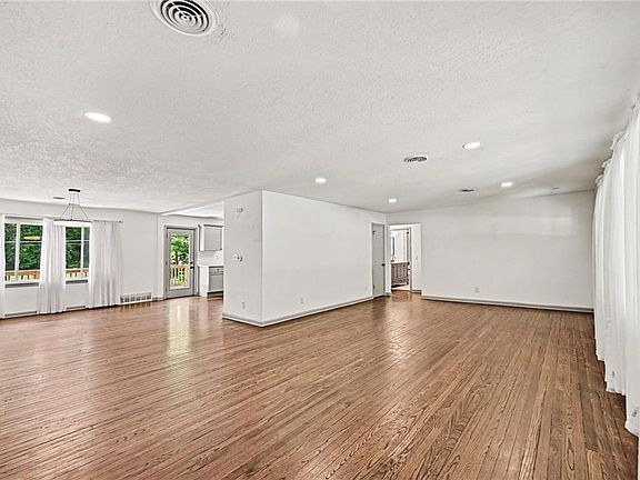4th image of 613 E Red Rd