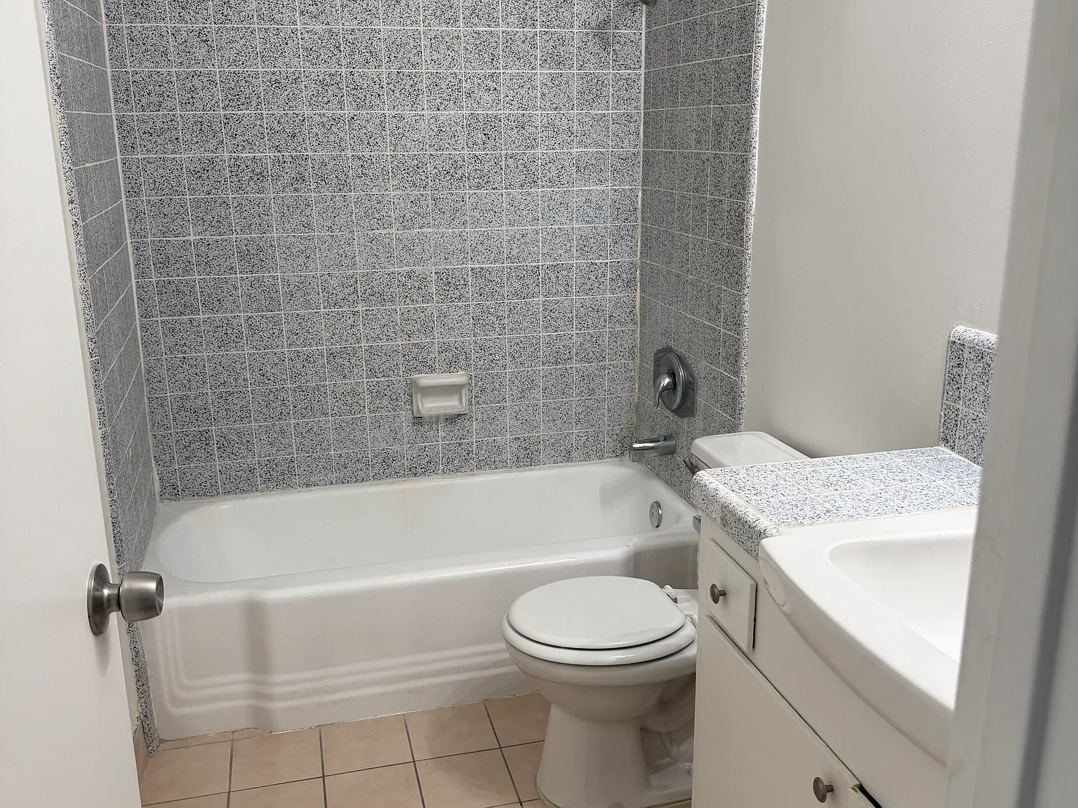 1 bed, 700 sqft, $2,100 — Photo 3