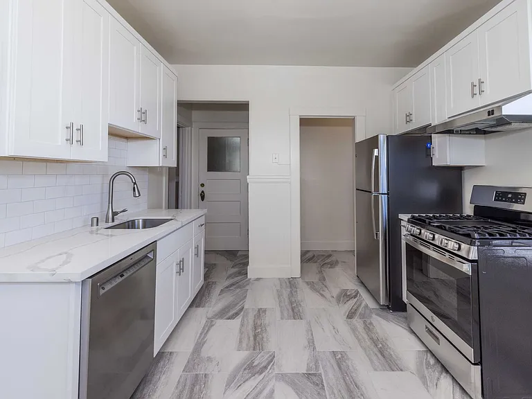 Top Floor 1br. Remodeled! W/D In-Unit! Dishwasher! — Photo 2