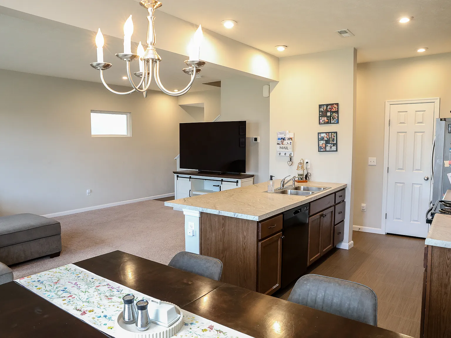3 bed, 1657 sqft, $2,500 — Photo 2