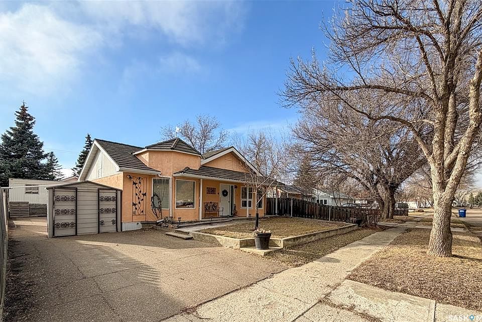 1st image of 118 Cedar AVENUE N