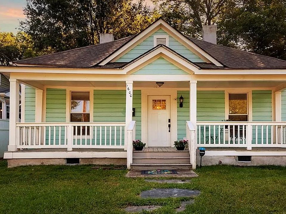 Front Yard, Front Porch in a great Belmont neighborhood- So cute!