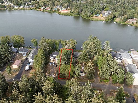 3rd image of 760 Falls of Clyde Loop SE