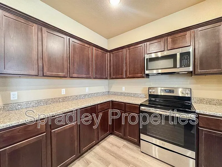 943 Laila Ln — Photo 7