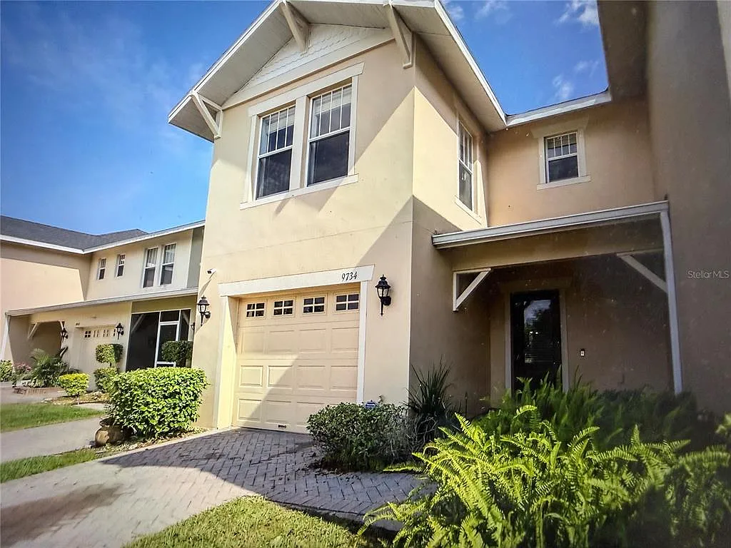 3 bed, 3.0 bath, 1818 sqft, $2,400 — Photo 3