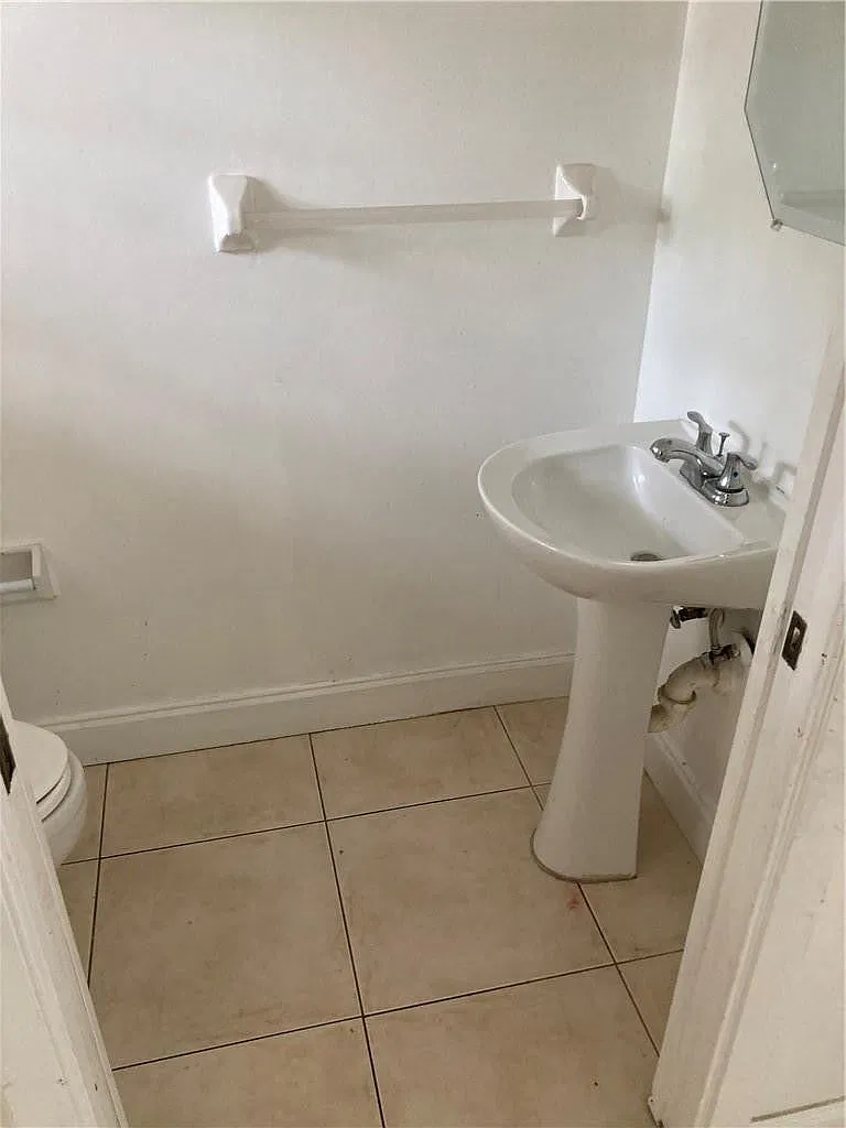 3 bed, 1374 sqft, $2,700 — Photo 4