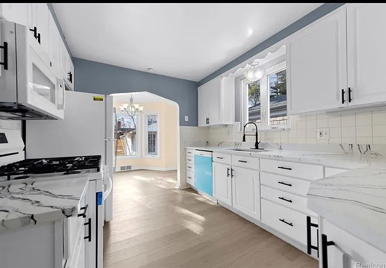 8060 Edward Ave — Photo 5