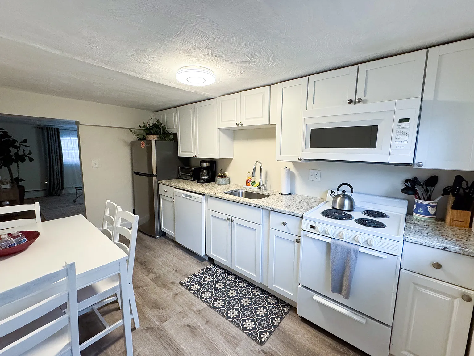 1 bed, 700 sqft, $4,415 — Photo 4