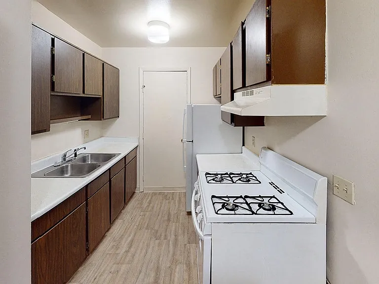Glen Oaks Apartments — Photo 32