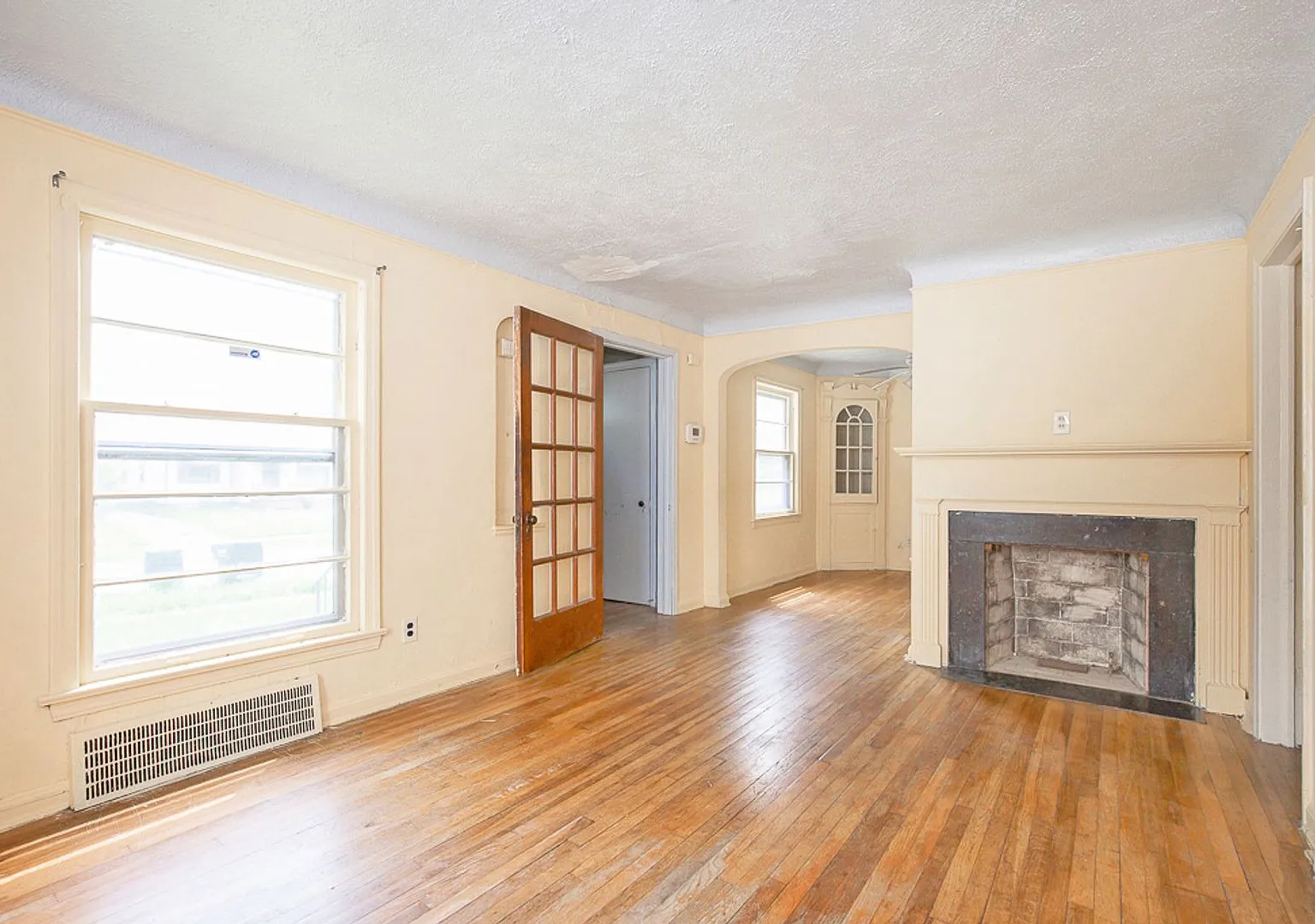 2 Bed 1.5 Bath Beautiful Single Family Home In Warrensville Heights! — Photo 3