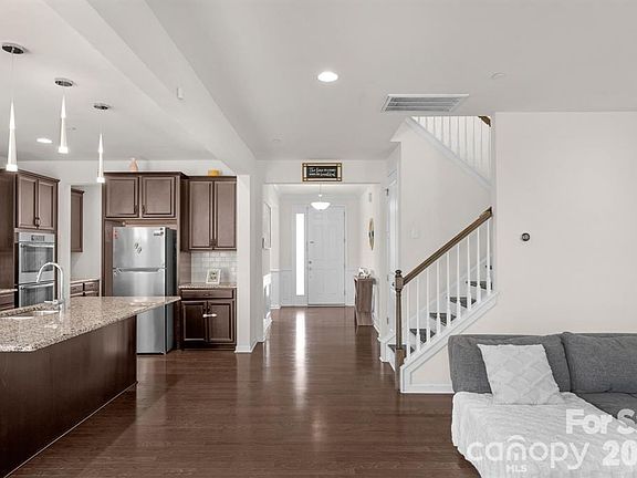 5th image of 930 Parkland Pl NW