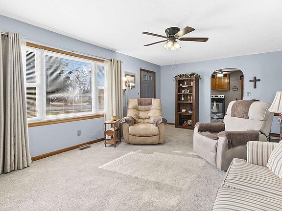 5th image of 700 E Prairie Lane