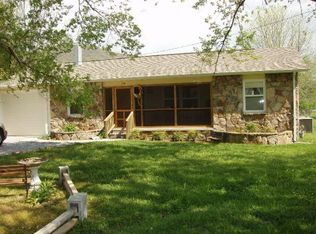 132 White Hall St, Crab Orchard, TN 37723