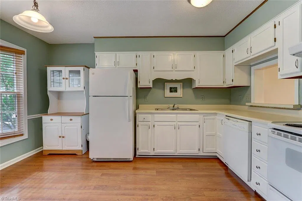 2 bed, 2.5 bath, 1332 sqft, $1,600 — Photo 2