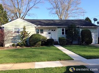 1736 Poplar St, Merrick, NY 11566