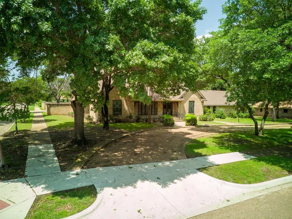 2935 Bridal Wreath Ln, Dallas, TX 75233
