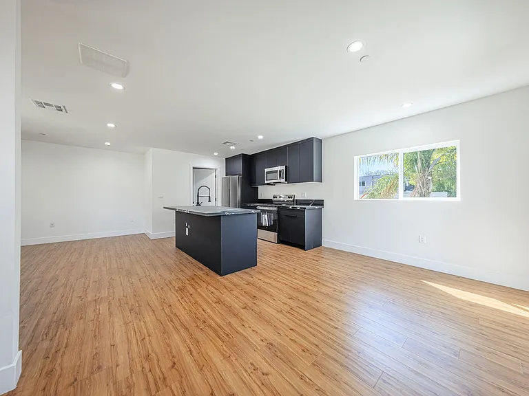Luxury 3 & 4 Bed Townhomes | Walk to NoHo Arts District + Toluca Lake — Photo 50