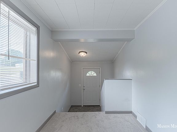 3rd image of 636 Hackett St