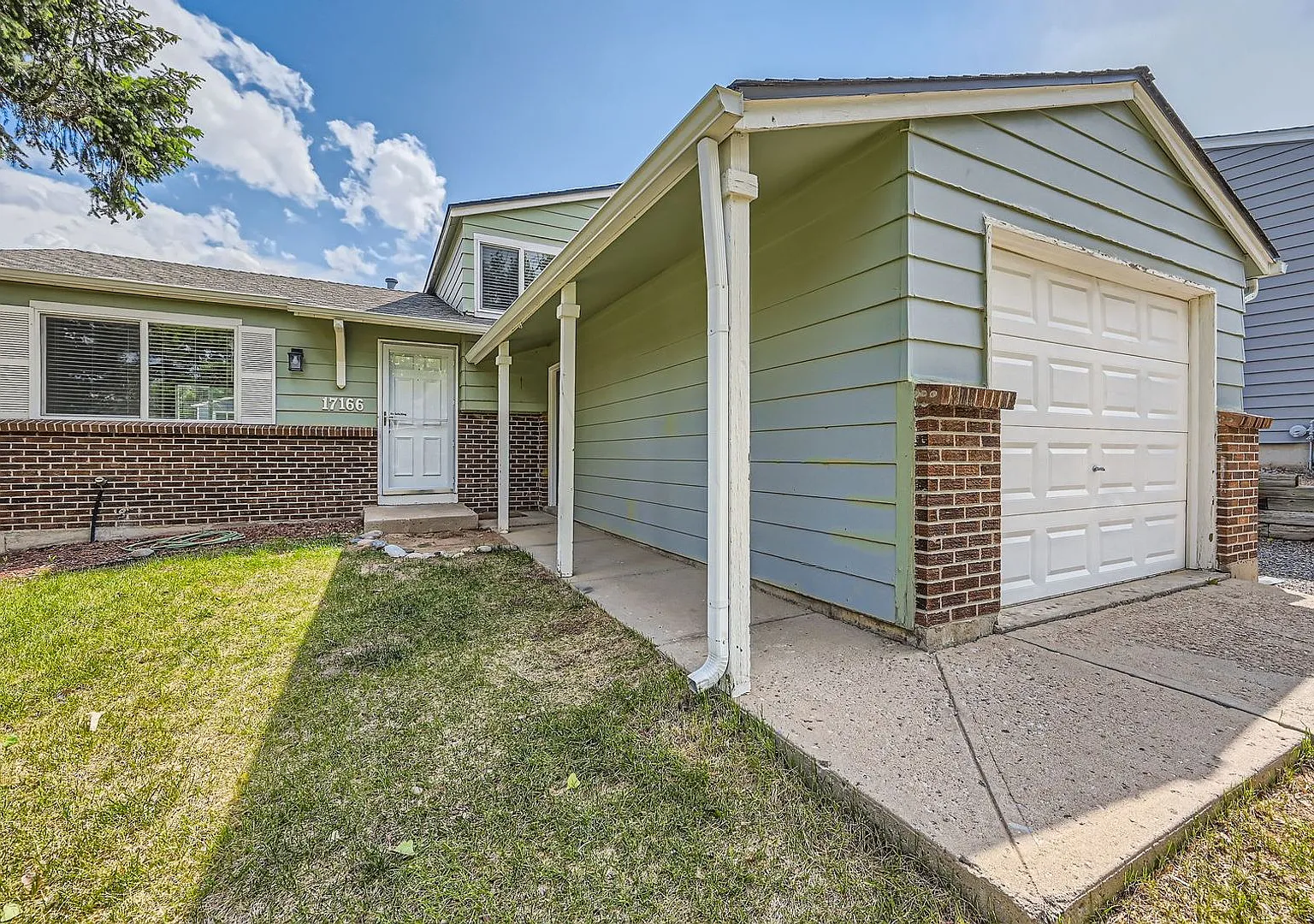 Spacious 3-Bedroom Aurora Home with Fenced Yard, Garage & Central AC — Photo 2