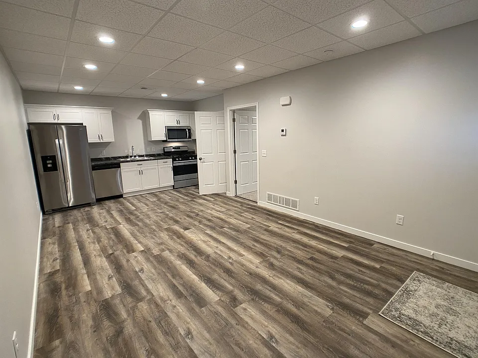 107 Main St E