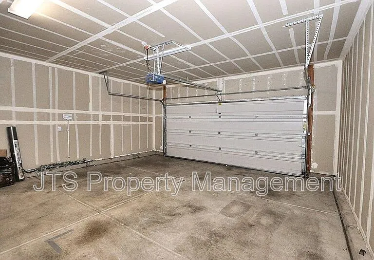 10921 Oakham Dr — Photo 37