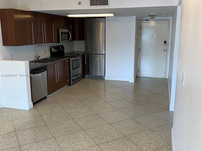 498 SW 2nd St #2C — Photo 4