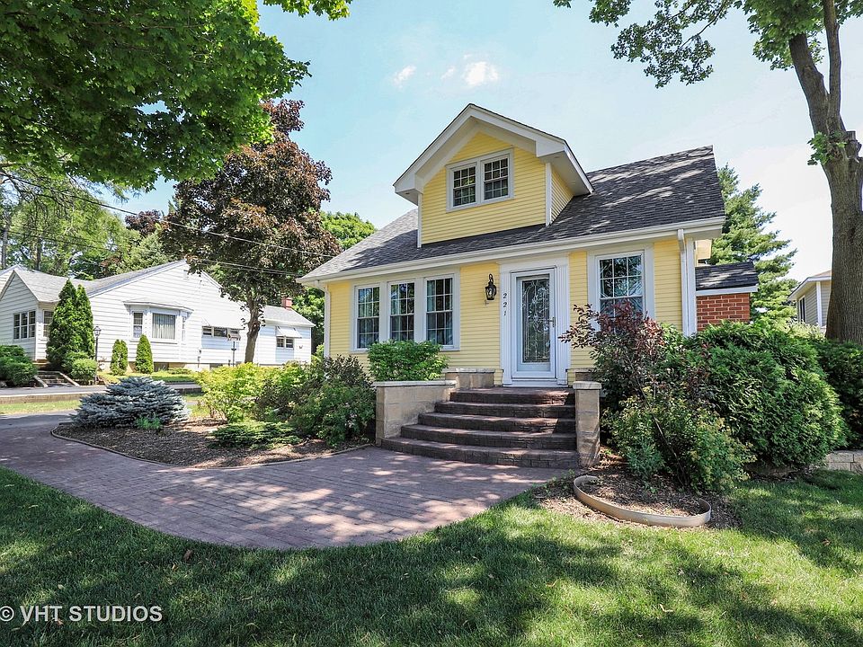 1st image of 221 Cedar Ave