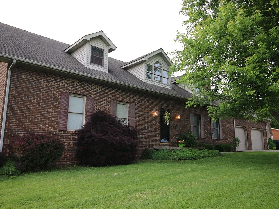 1st image of 945 Camelot Pl