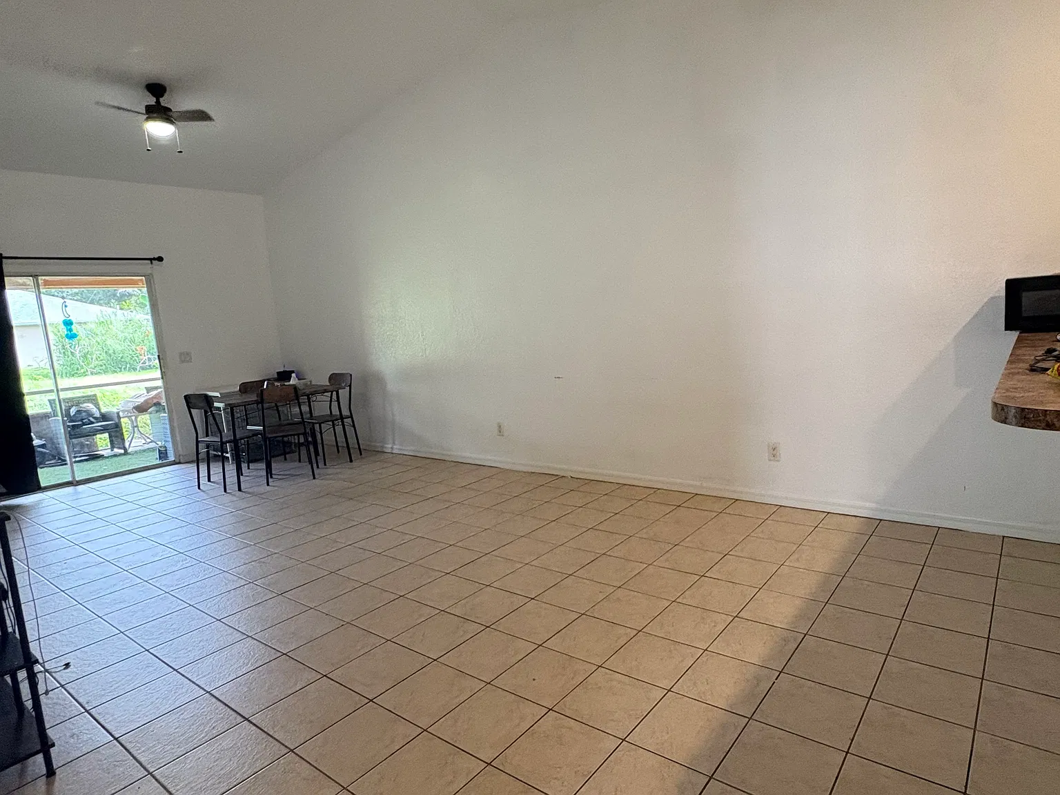3 bed, 1200 sqft, $1,600 — Photo 1