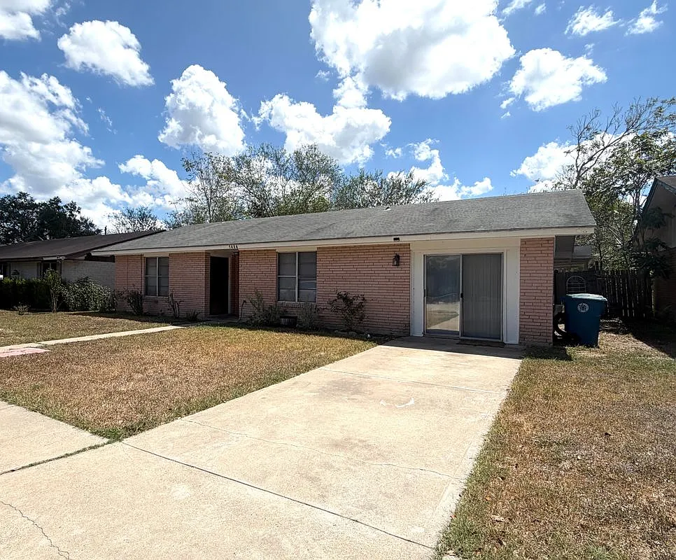 4 bed, 1.0 bath, 1403 sqft, $1,400 — Photo 1