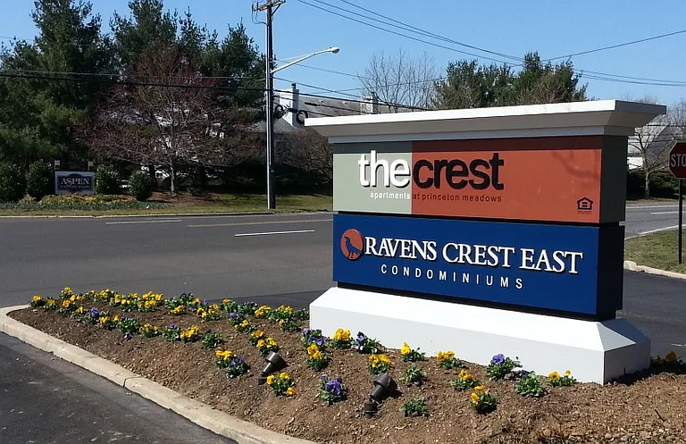 707 Ravens Crest Dr — Photo 1