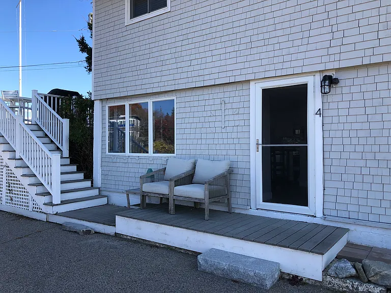 Entrance to unit 4
(stairs to private deck)
