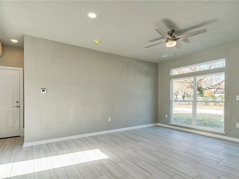 402 E Hemlock St — Photo 5
